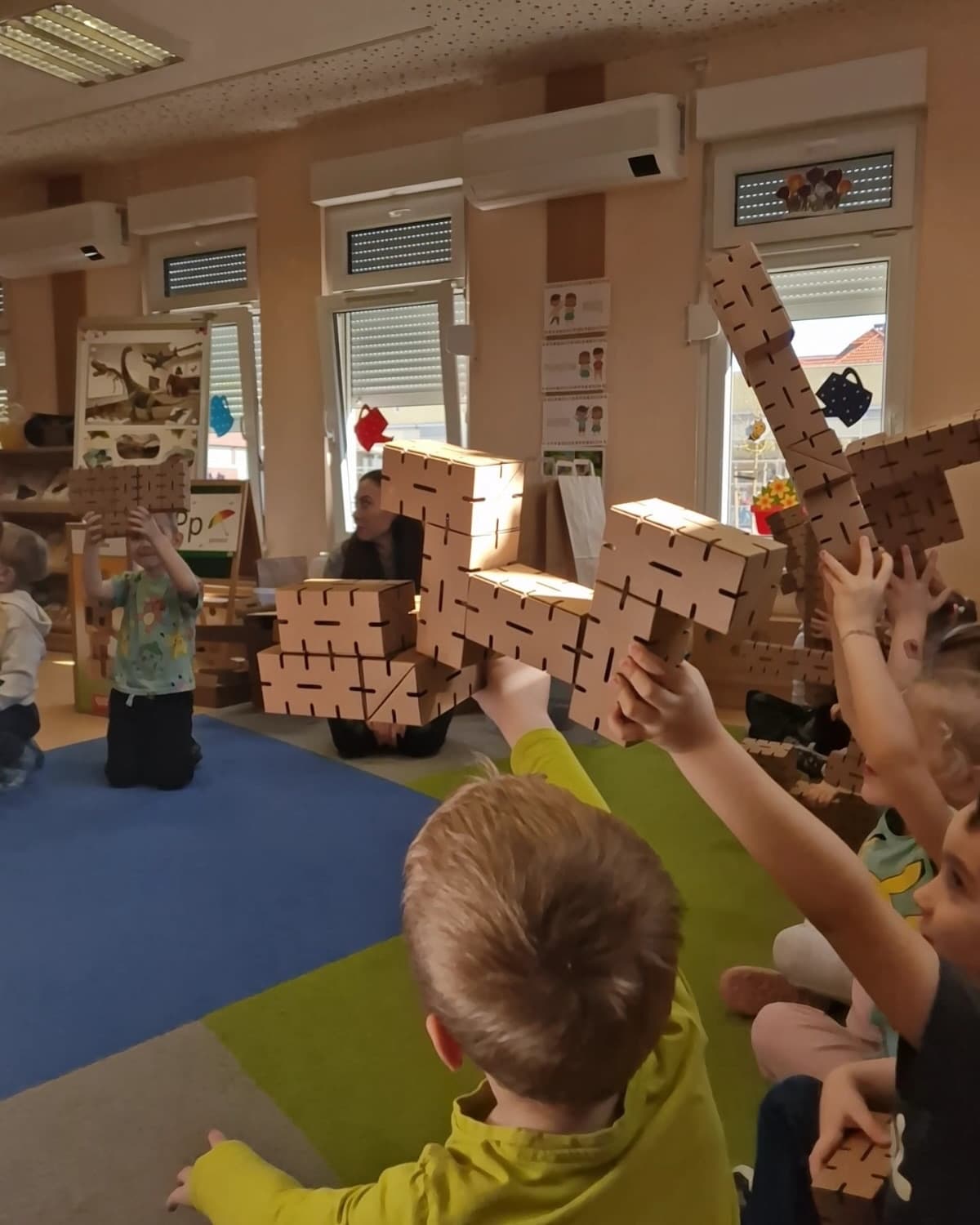 Warsztaty dla szkół, przedszkoli, na półkolonie - z klockami Cardblocks lub z drewnem osikowym