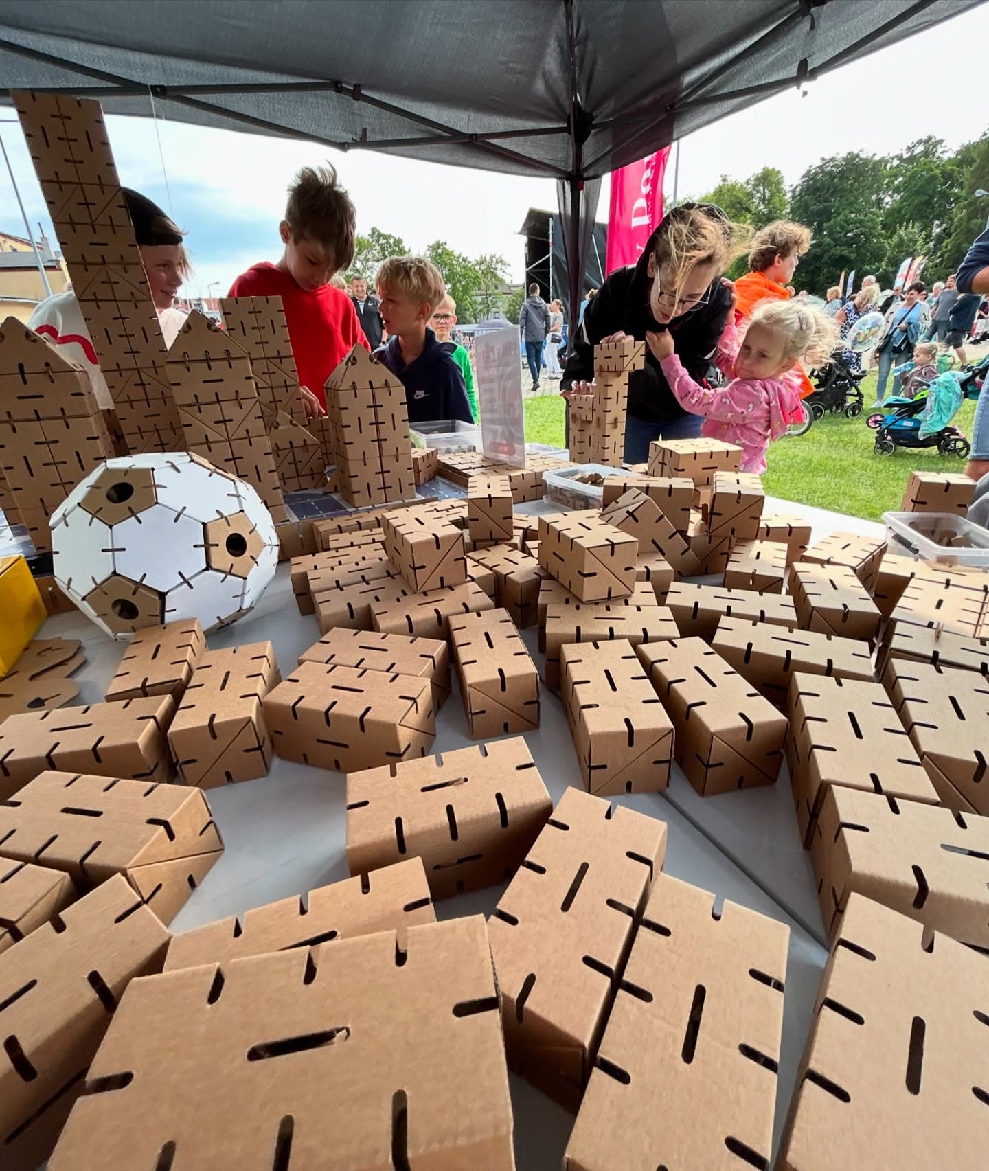 Strefa eventowa tekturowych klocków Cardblocks - atrakcja na wydarzenia plenerowe
